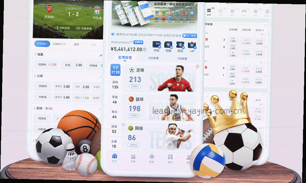 草皮与白色边线的局部纹理，夜灯下呈现深浅条纹
